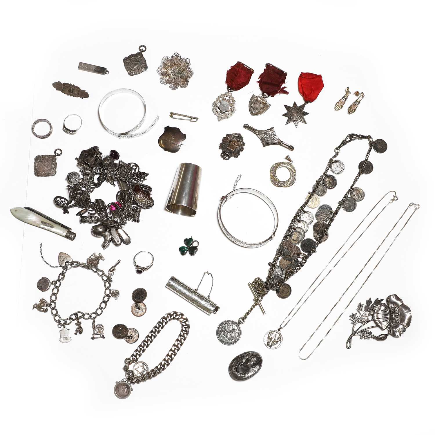 Lot 322 - A collection of silver jewellery and items