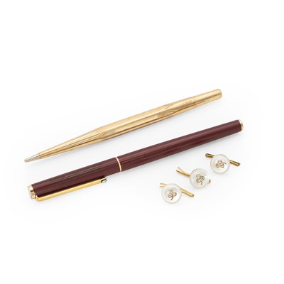 Lot 384 - A small group of writing implements and gentlemen's jewellery