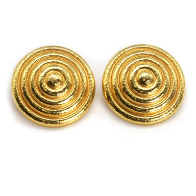 Lot 210 - A pair of 18ct gold disc shaped ear clips, by Lalaounis