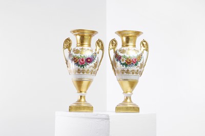 Lot 65 - A pair of Paris porcelain vases