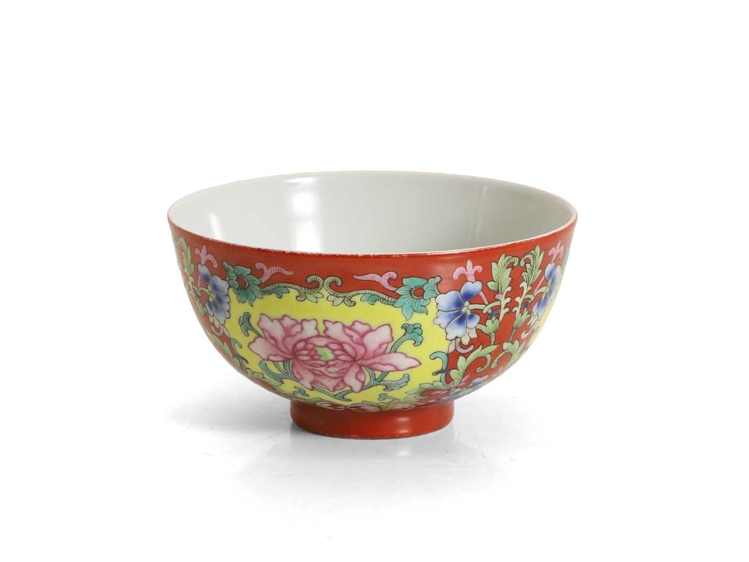 Lot 106 - A Chinese famille rose bowl