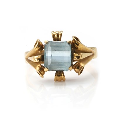 Lot 65 - A vintage aquamarine single stone ring