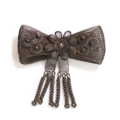 Lot 1 - An early 19th-century Silesian iron wirework brooch