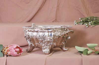 Lot 324 - A Victorian silver soufflé dish and liner