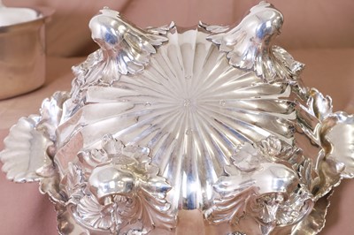 Lot 324 - A Victorian silver soufflé dish and liner