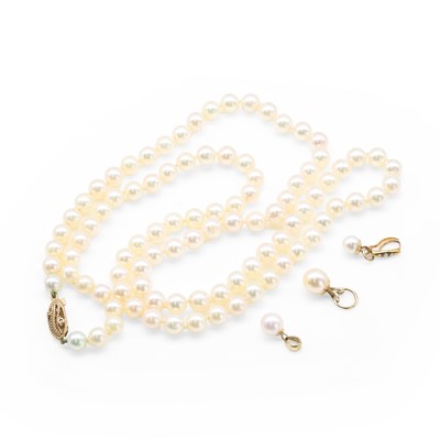 Lot 333 - A single row uniform cultured pearl necklace and two cultured pearl pendants