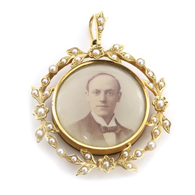 Lot 22 - A split pearl double sided photo locket pendant, c.1900