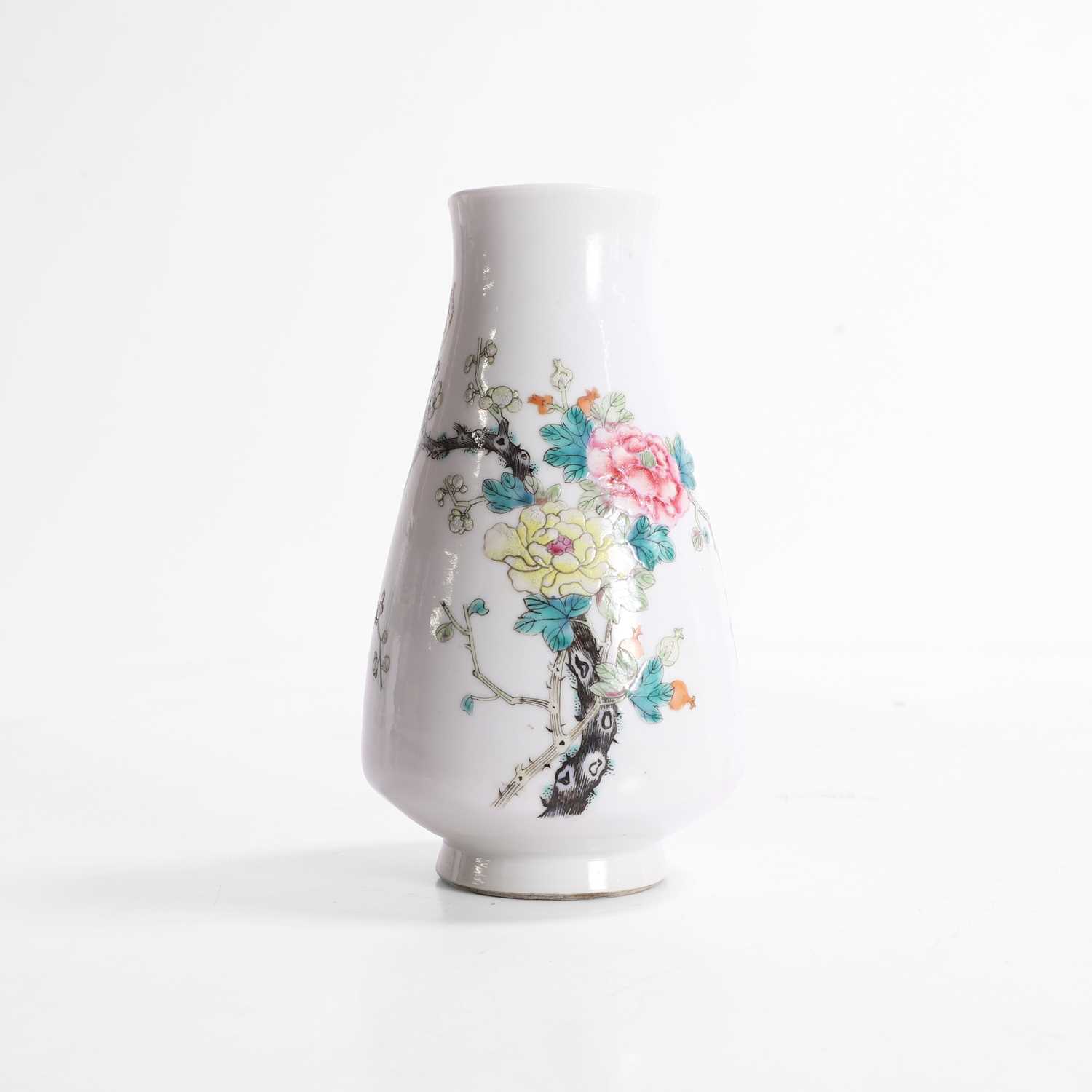 Lot 181 - A Chinese famille rose vase
