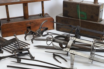 Lot 425 - A assorted group of mole traps