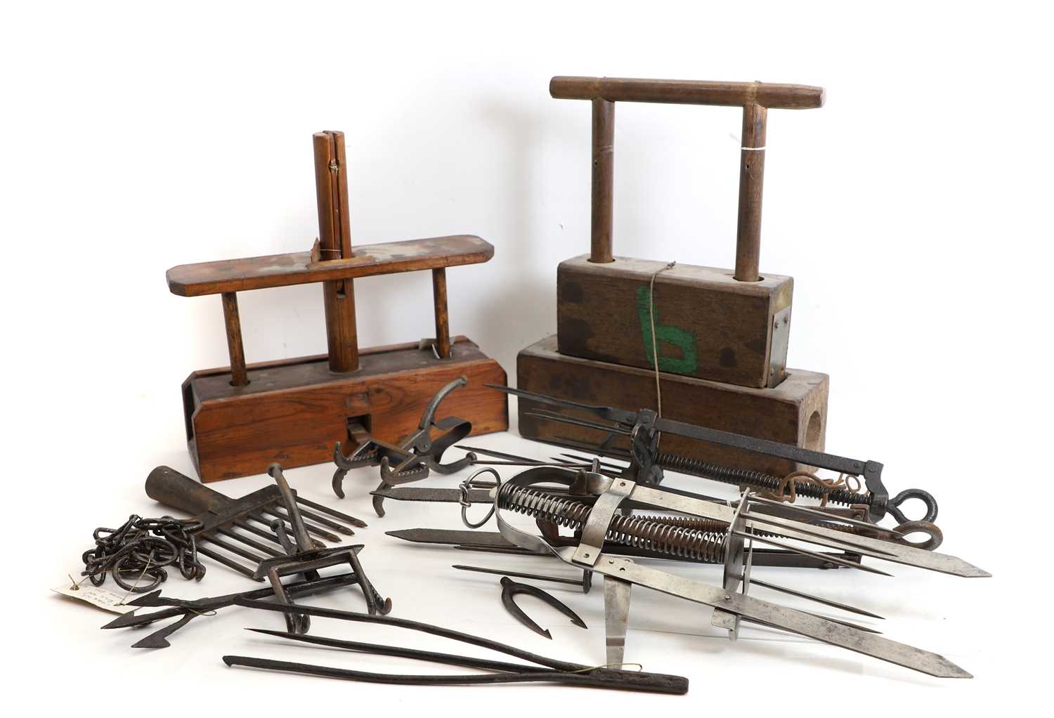 Lot 425 - A assorted group of mole traps