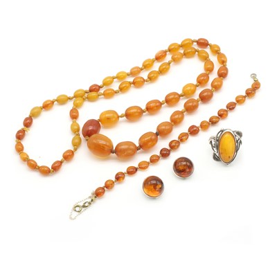 Lot 452 - A group of amber jewellery