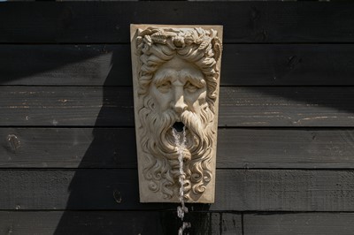 Lot 468 - A keystone fountain mask