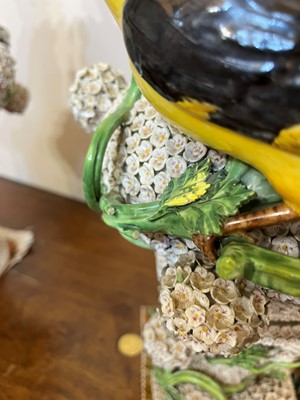 Lot 85 - A pair of Meissen Schneeballen vases and covers