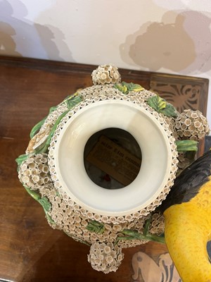 Lot 85 - A pair of Meissen Schneeballen vases and covers