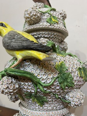 Lot 85 - A pair of Meissen Schneeballen vases and covers