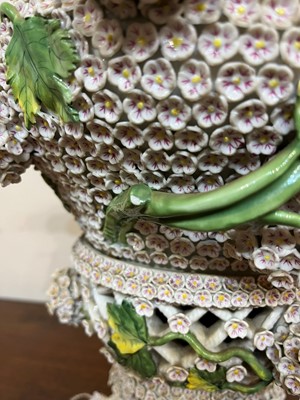 Lot 85 - A pair of Meissen Schneeballen vases and covers