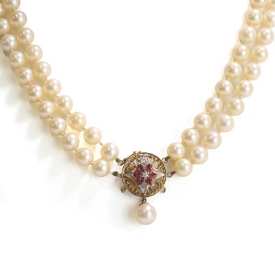 Lot 204 - A uniform two row cultured pearl necklace