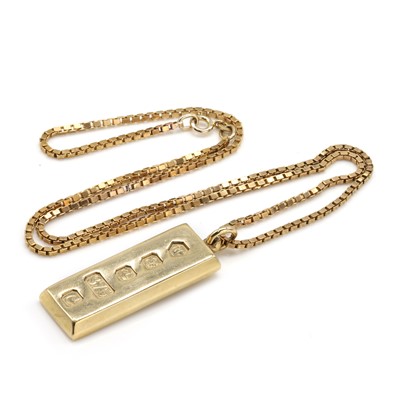 Lot 527 - A 9ct gold ingot pendant