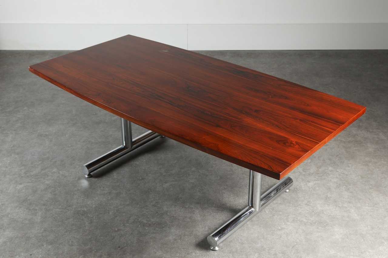 Lot 169 - A rosewood table