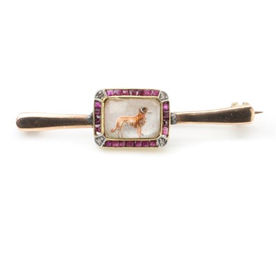 Lot 38 - A reverse painted intaglio or Essex crystal dog bar brooch