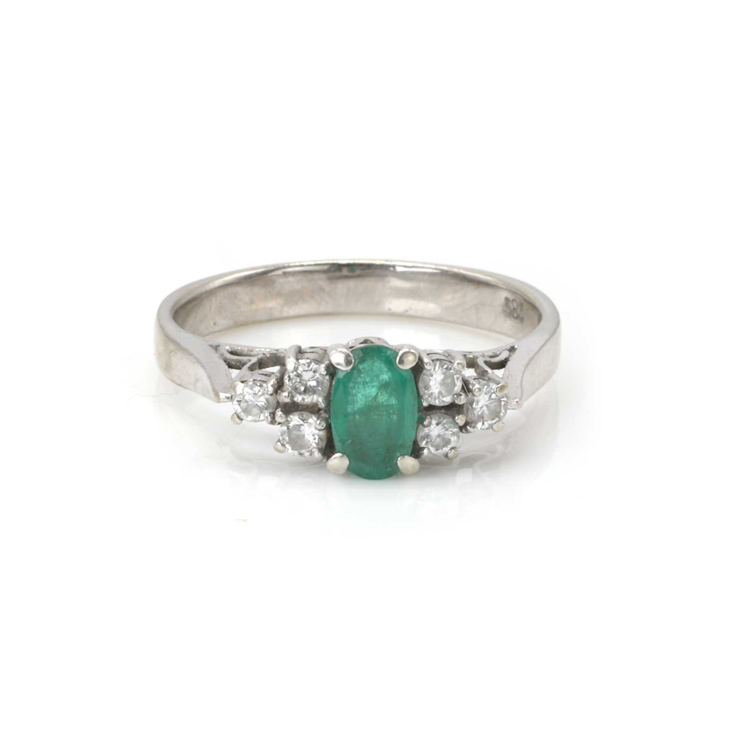 Lot 90 - A white gold emerald and diamond ring