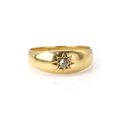 Lot 29 - A diamond star set ring