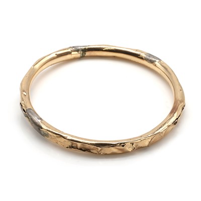 Lot 475 - A gold hollow bangle