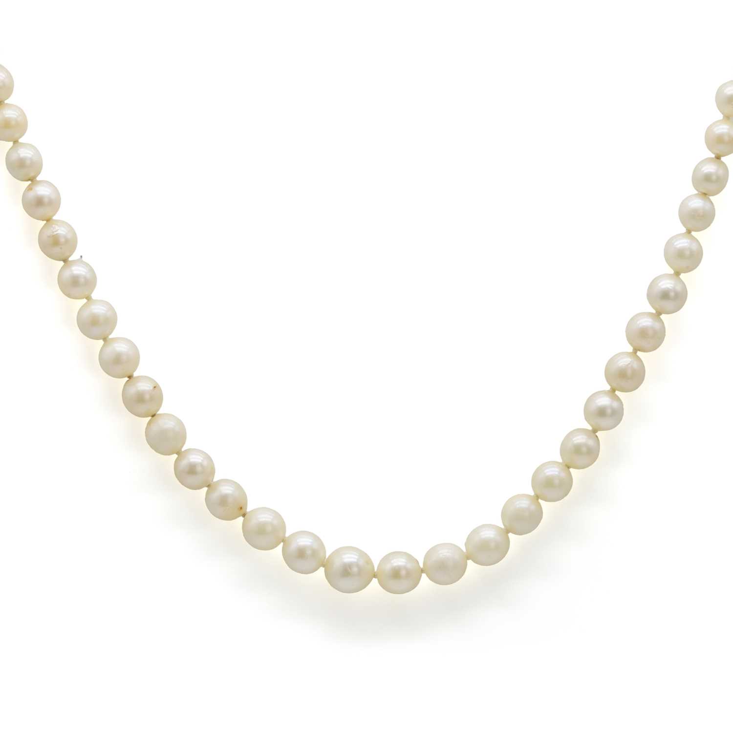 Lot 197 - A graduated cultured pearl necklace with a diamond set clasp