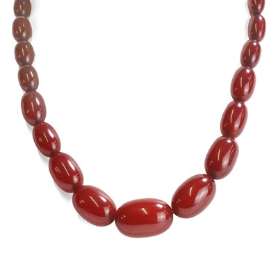 Lot 290 - A graduated single row Bakelite bead necklace