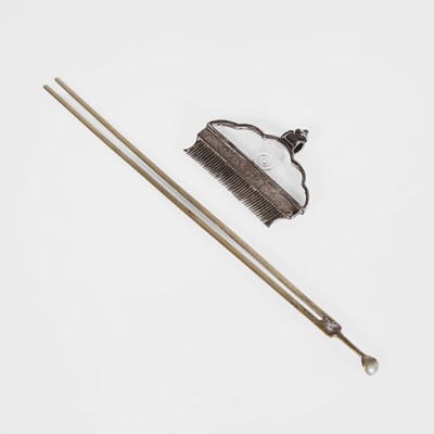 Lot 294 - A comb and a hairpin