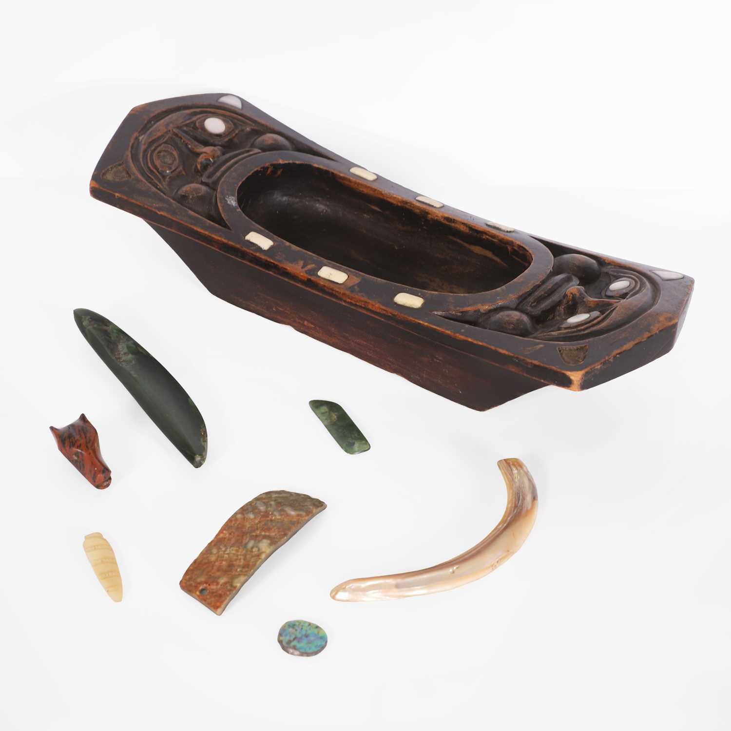 Lot 283 - A collection of Inuit and Maori objects