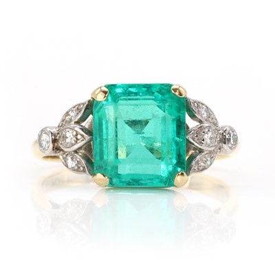Lot 253 - A Colombian emerald and diamond ring
