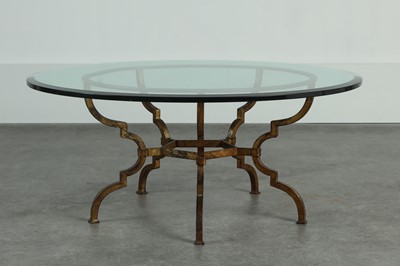 Lot 356 - A circular coﬀee table