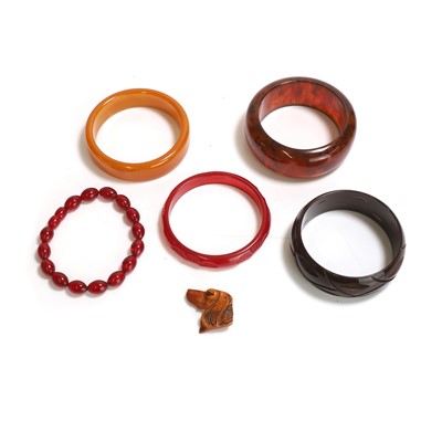 Lot 442 - A group of Bakelite jewellery