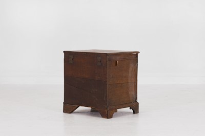 Lot 19 - An oak close stool