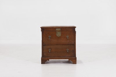 Lot 19 - An oak close stool