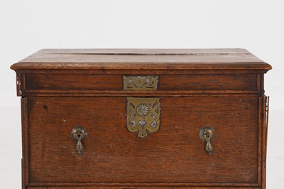 Lot 19 - An oak close stool
