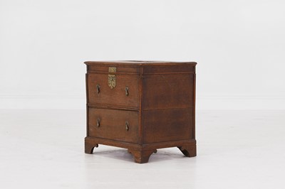 Lot 19 - An oak close stool