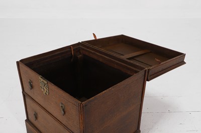 Lot 19 - An oak close stool