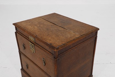 Lot 19 - An oak close stool