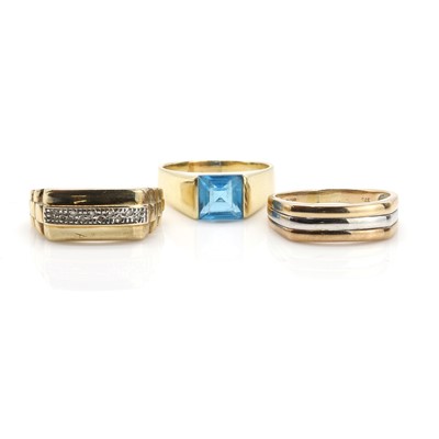 Lot 347 - A group of three gentlemen's dress rings