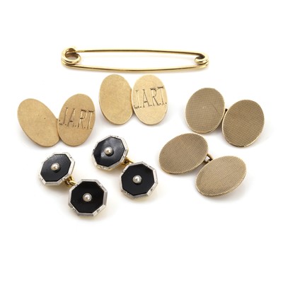 Lot 417 - A small group of gentlemen's gold jewellery