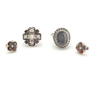 Lot 355 - A small group of 9ct gold jewellery