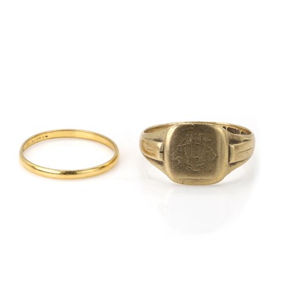 Lot 318 - A 9ct signet ring and a 22ct gold wedding ring