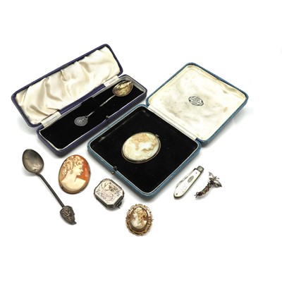 Lot 425 - A group of gold and silver brooches and other items