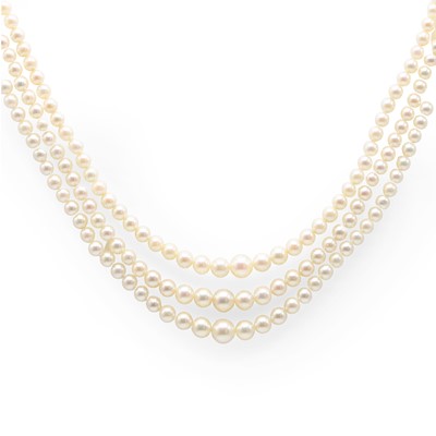 Lot 193 - A three row cultured pearl necklace