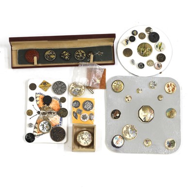 Lot 593 - A collection of Japanese Satsuma buttons