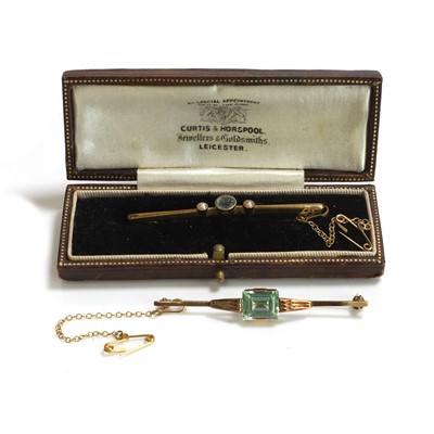 Lot 49 - An early 20th-century aquamarine and pearl bar brooch
