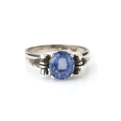 Lot 143 - A sapphire single stone ring