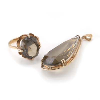 Lot 321 - A smoky quartz pendant and a smoky quartz ring